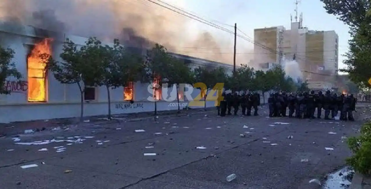 Nuevos incidentes en Chubut: incendiaron la Casa de Gobierno