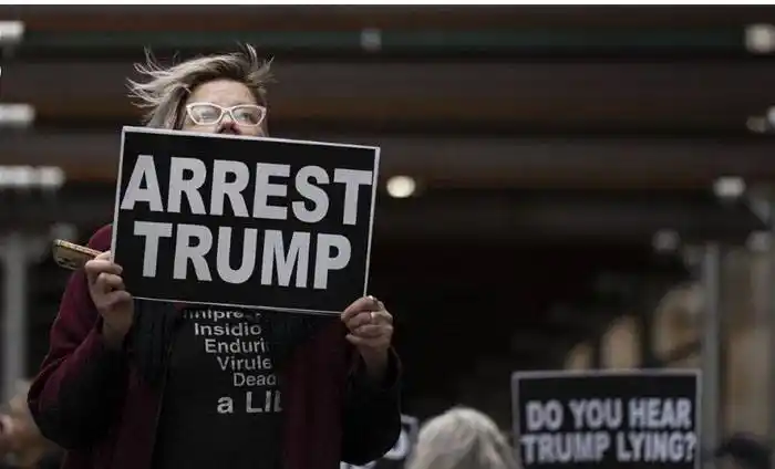 Trump fue formalmente acusado por el pago a una pornostar  para comprar su silencio