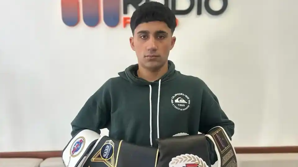 Jonatan Ibauza posa con sus cinturones