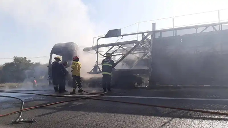 Un camión quedó destruido al incendiarse mientras circulaba por la ruta 14