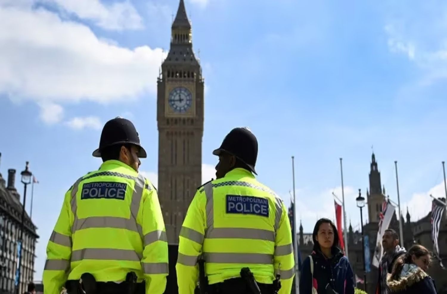 Polémica en Londres: más de un centenar de policías renunciaron a portar armas letales