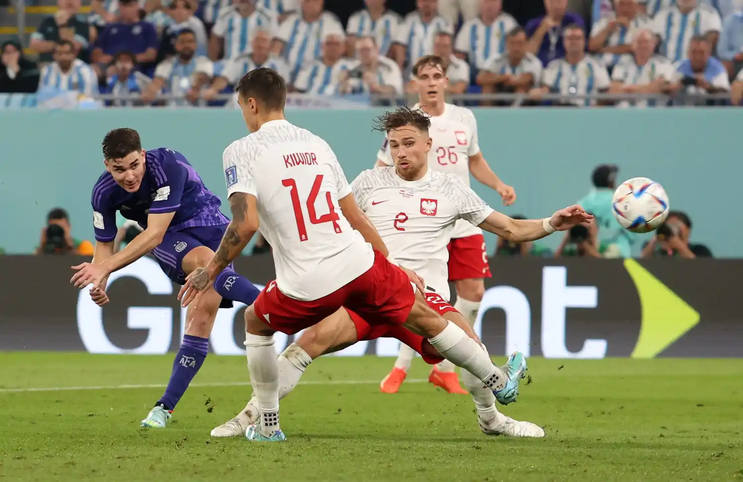 Álvarez pone el 2-0 con su primer gol en un Mundial.