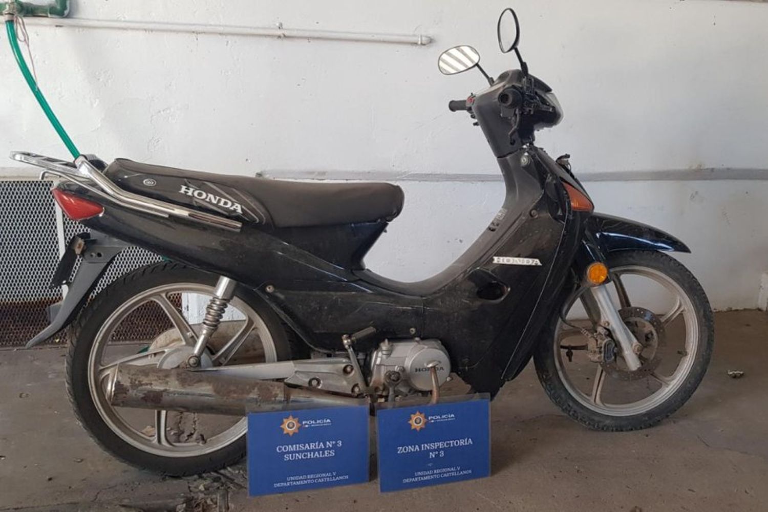 Sunchales: recuperan una motocicleta abandonada en un pastizal