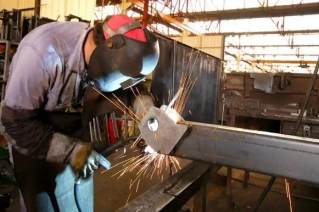 La actividad industrial subió 3,6% interanual en marzo y la construcción 1,9%