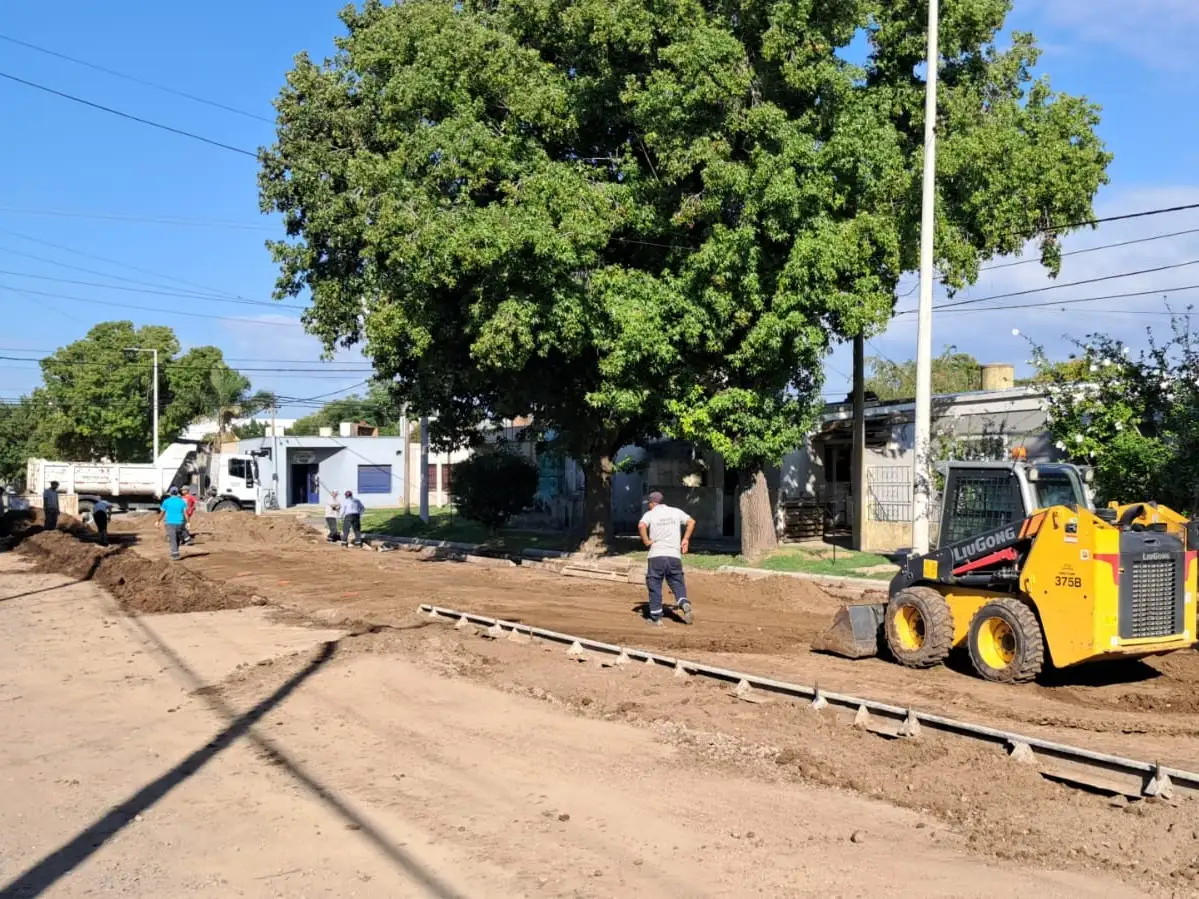 Empieza el movimiento de suelo para una nueva cuadra de pavimento.