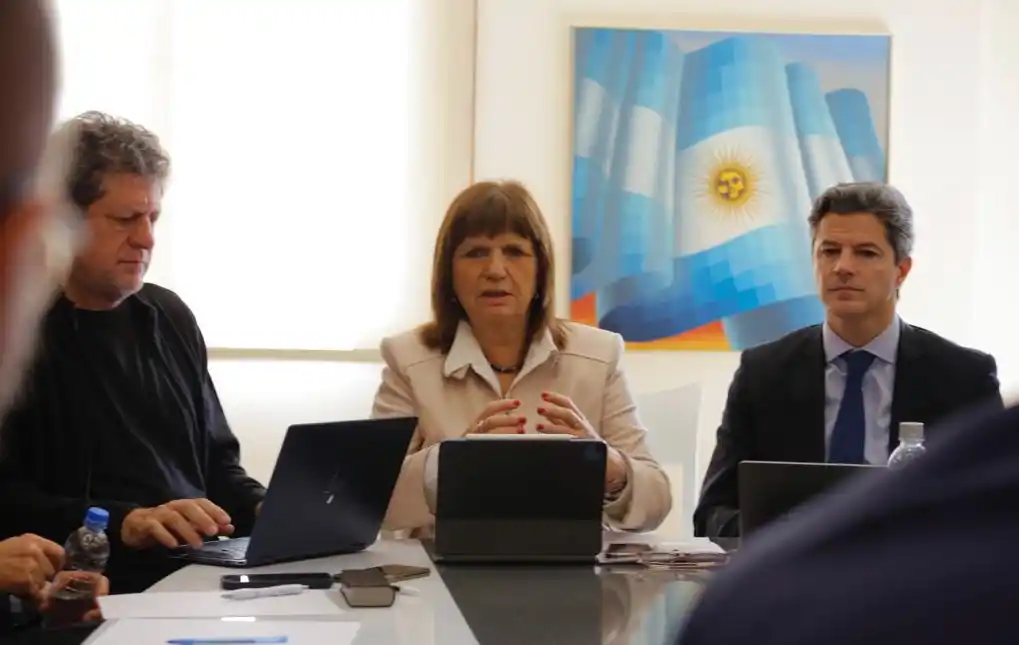 Patricia Bullrich junto a Luis Petri y Luciano Laspina.