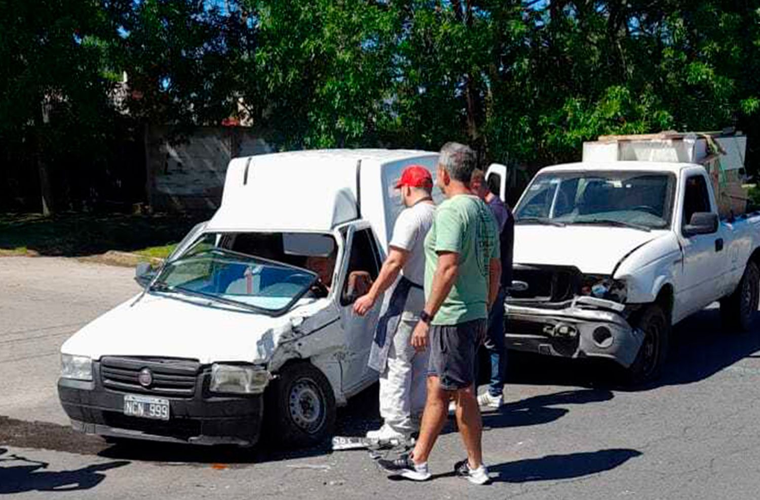 Fuerte choque entre dos camionetas