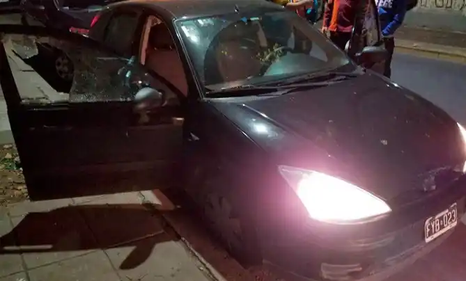 Vecino destruyó un auto para apagar una alarma que no dejaba de sonar