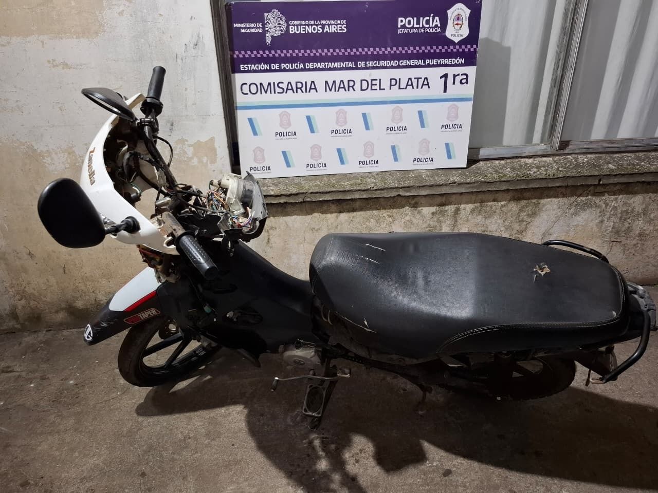 Robó una moto, chocó y fue aprehendido con un arma de utilería en Mar del Plata