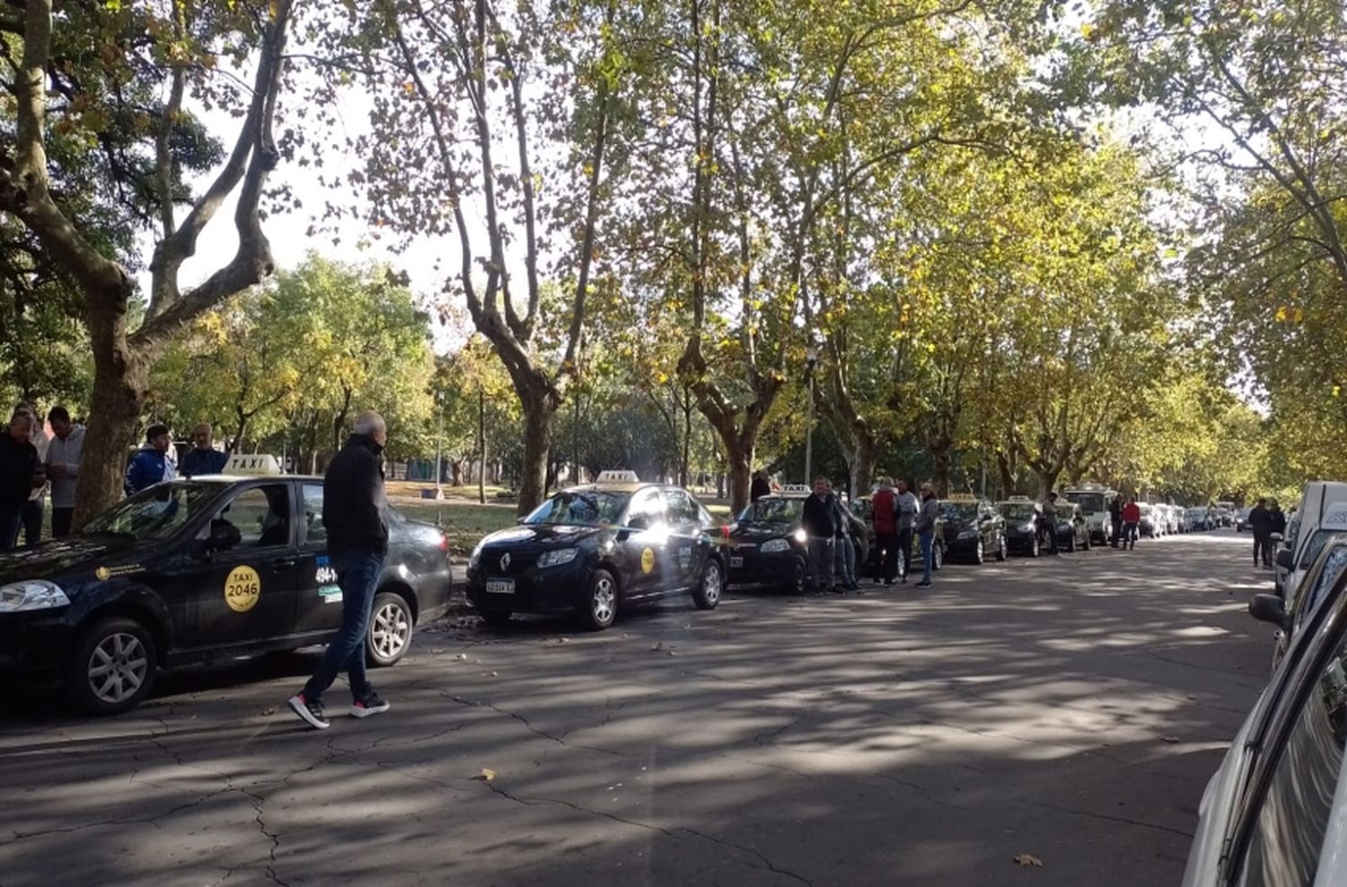 Taxistas y remiseros endurecieron el reclamo y pidieron por "más licencias"