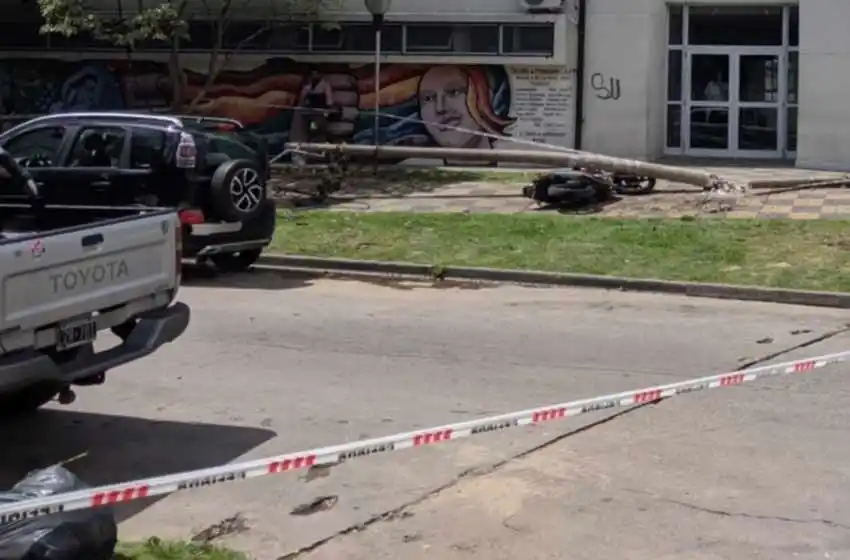 Tragedia en el hospital: un camión derribó un poste de luz, que aplastó y electrocutó a un médico