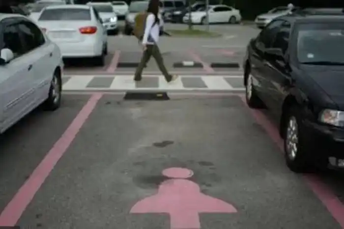 Polémica por la eliminación de los estacionamientos solo para mujeres en Seúl