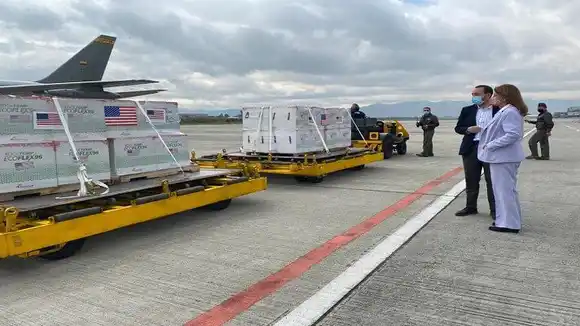 COLOMBIA ESPERA VACUNAR a 35 millones de  personas para septiembre: el plan incluye a los venezolanos