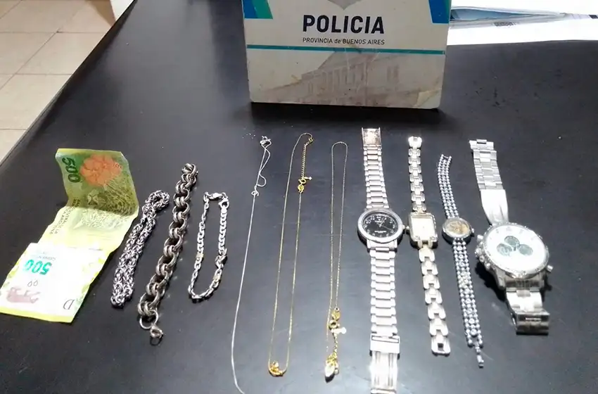 Rompen ventana y entran a robar: el dueño los descubre escondidos en el placard