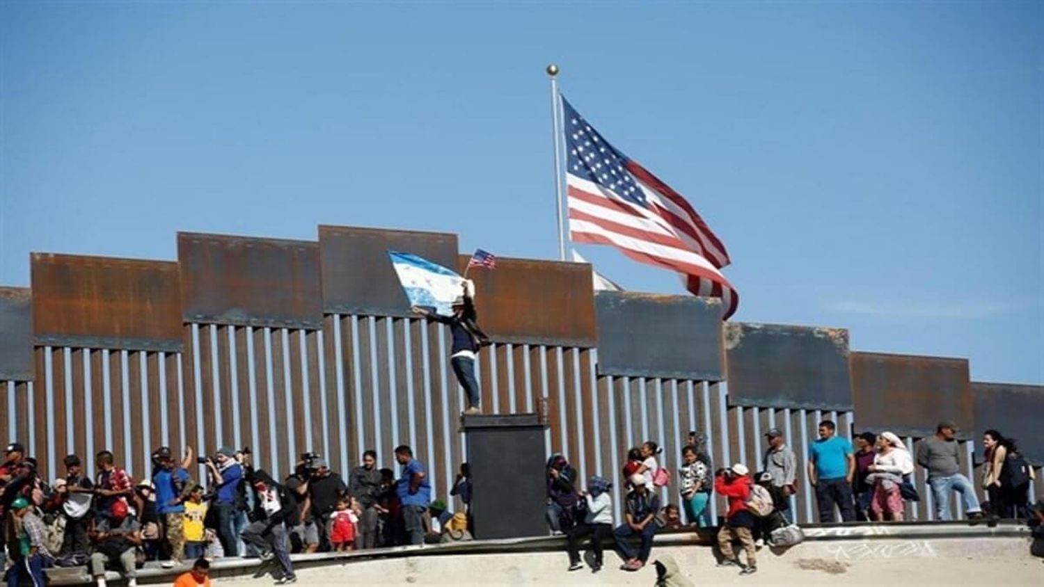 CÓMO LA CRISIS MIGRATORIA  en la frontera con México debilita al gobierno de Joe Biden