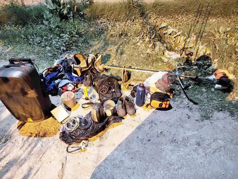 Detenidos por arrebatar
el celular a un adolescente