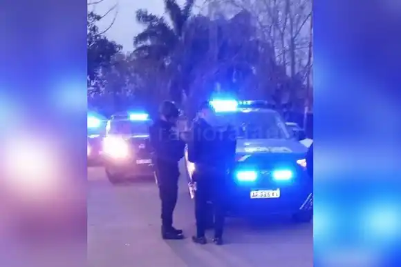 Frenaron a un motociclista y descubrieron que estaba sentado sobre un arma de fuego