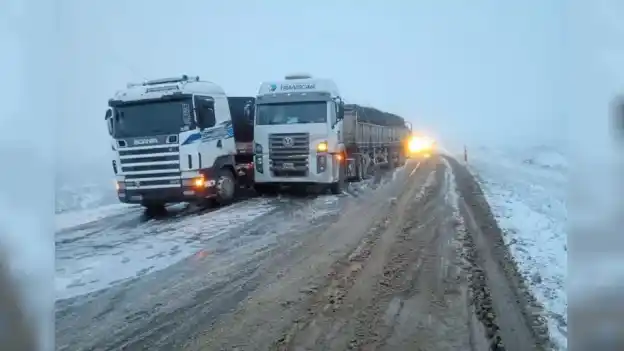 Por el momento no hay una fecha definida para su reapertura y hay miles de camioneros varados al costado de la ruta.
Foto: Agencia NA (redes sociales)