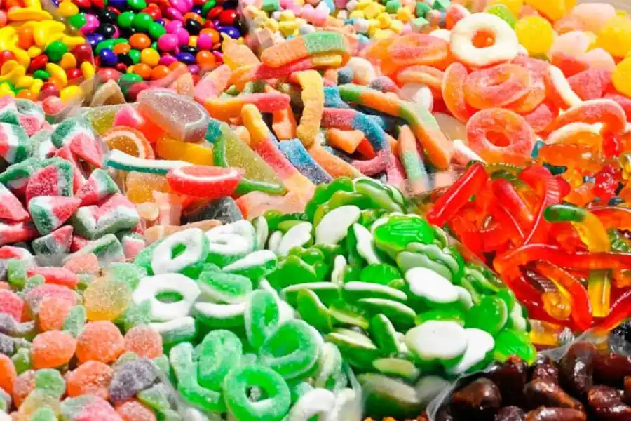 La Anmat prohibió la venta de varias golosinas y sopas instantáneas importadas