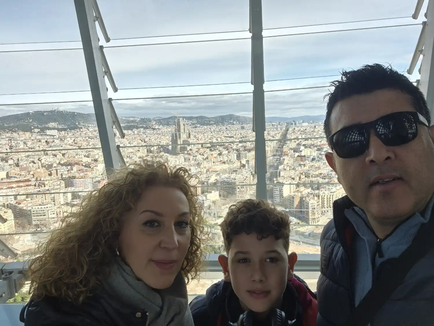 Con mi esposa y mi hijo en Barcelona desde un mirador