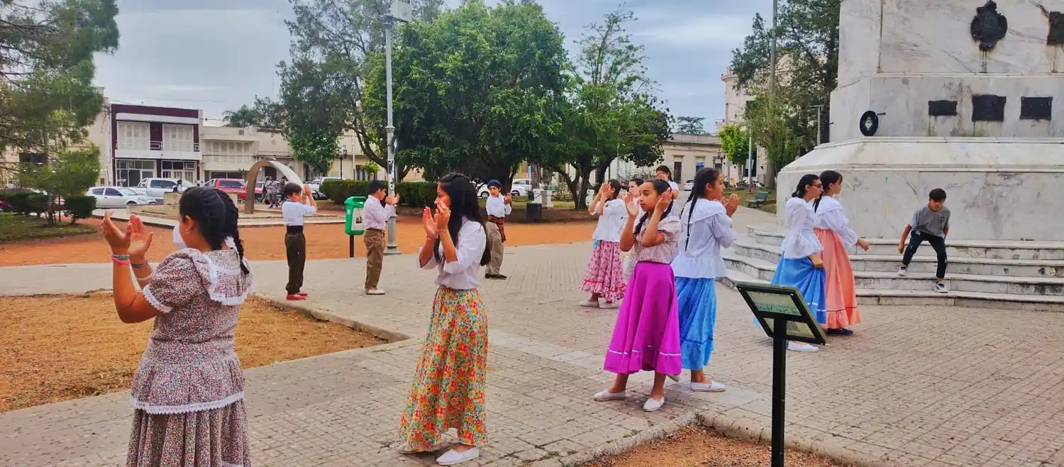 Un proyecto que busca difundir el folclore entre los más pequeños