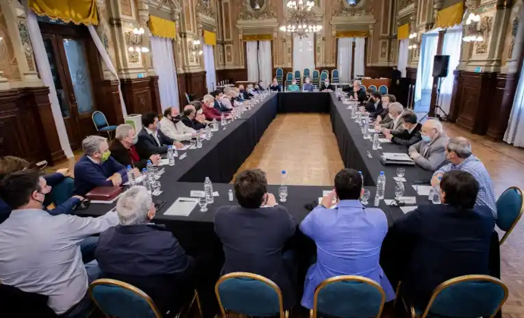 Sin anuncios: Kicillof encabezó una nueva reunión con intendentes oficialistas del interior tras las PASO