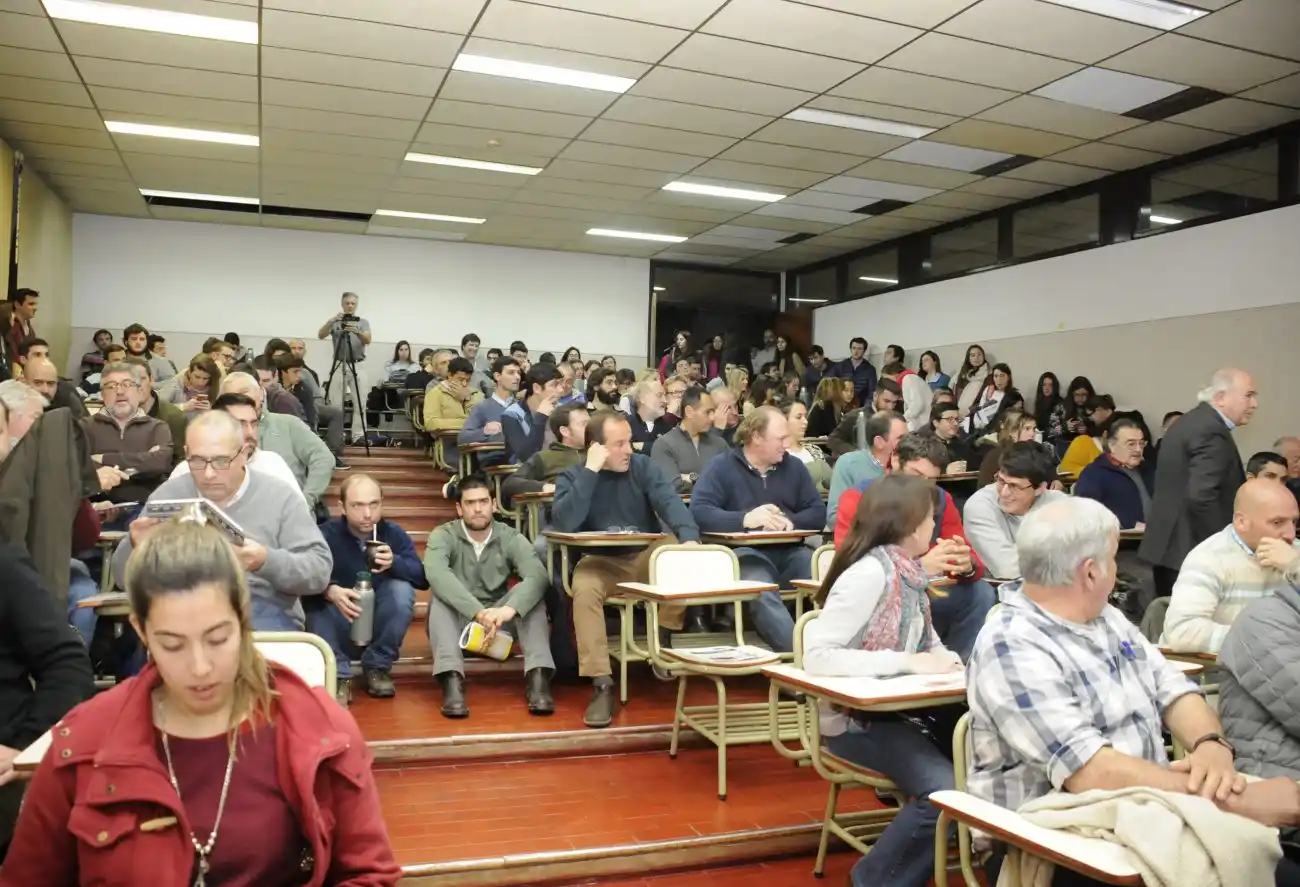 Gran marco de público para el debate por las enfermedades venéreas bovinas