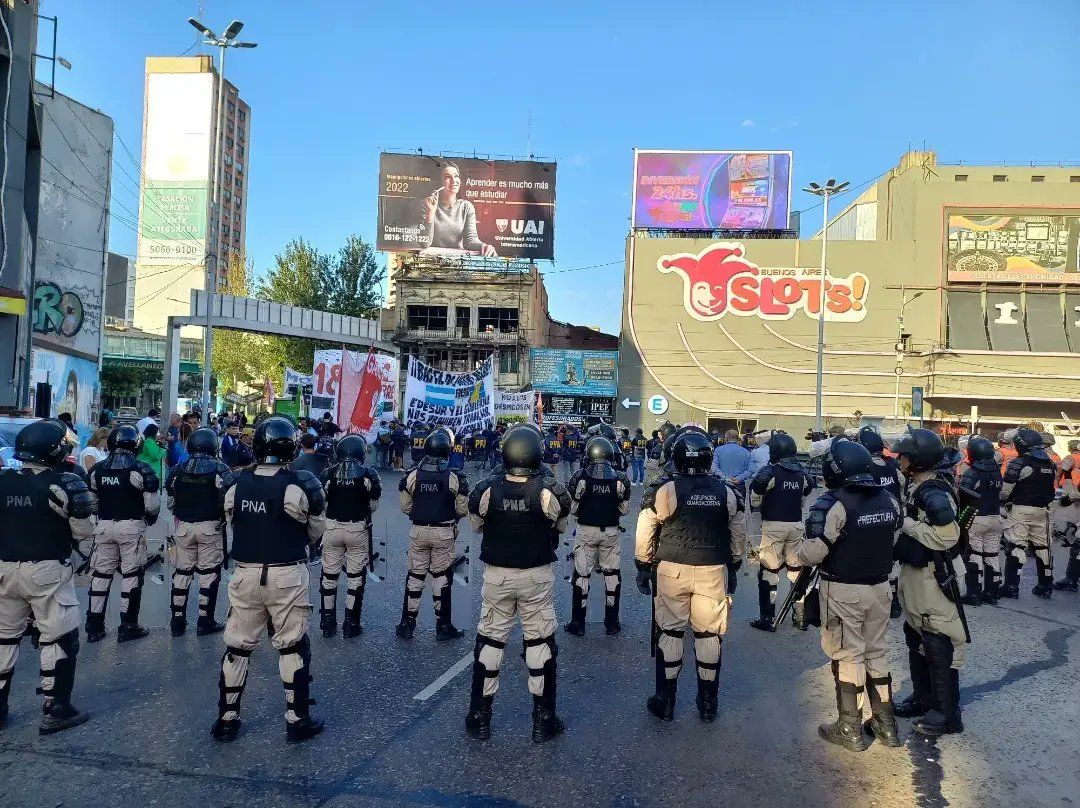 Corte total en Puente Pueyrredón por protesta de ex trabajadores de Garbarino y grupos de Izquierda