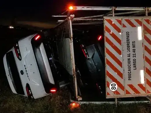 Volcó un camión cargado con autos cero kilómetro en la Ruta 14 y el chofer fue hospitalizado