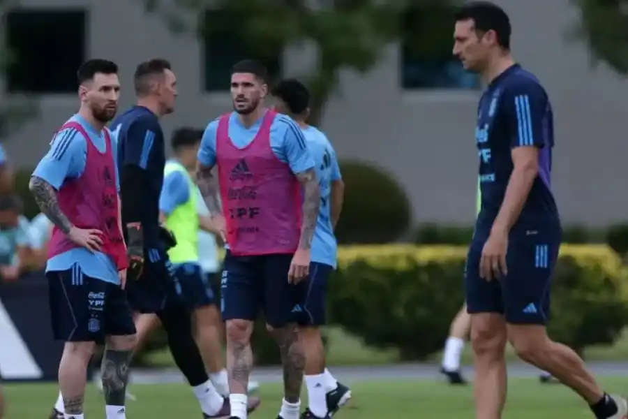 Scaloni define el equipo para enfretar a Bolivia: Messi es duda