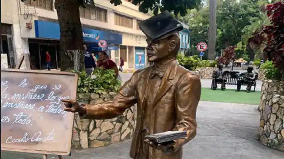 CÁMARA DE SEGURIDAD capta a tres ZAGALETONES causando vandalismo en Los Teques (+VIDEO)