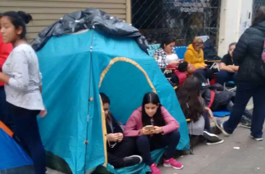 Furor por CNCO: cientos de fans acampan desde el jueves para ver a sus ídolos