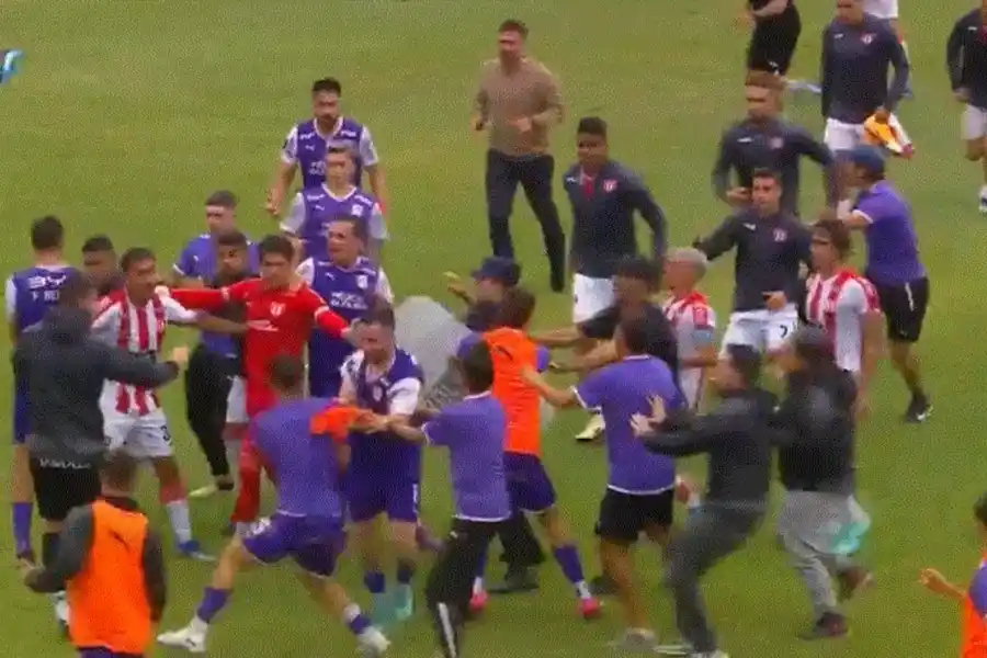 Bochornoso final en el fútbol uruguayo con batalla campal incluida
