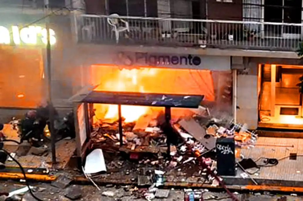Dos bomberos murieron tras una explosión e incendio en Villa Crespo