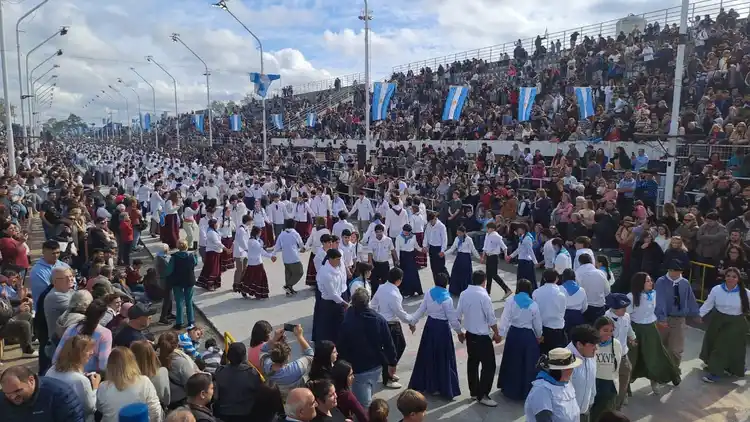 EN VIVO: A puro baile y color se vive la mega fiesta patria del 25 de mayo en el Corsódromo