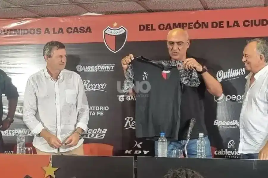 Delfino fue presentado como nuevo técnico de Colón SF