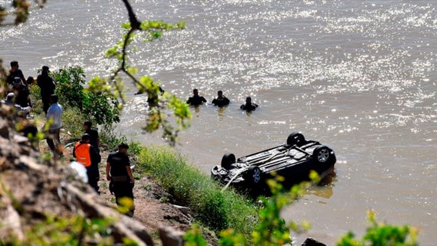 Investigan la muerte del hombre que cayó al río con su auto