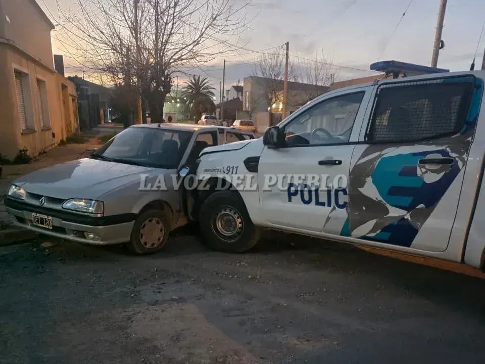 Choque entre un patrullero y un auto en la intersección de Quintana y Tacuarí