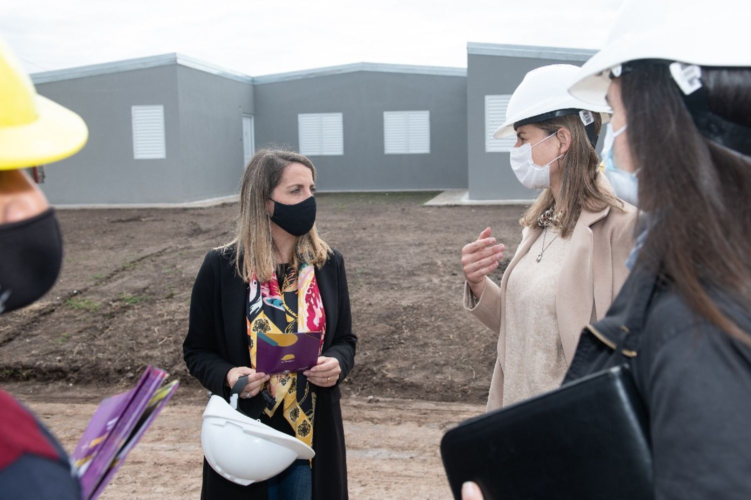 Promueven la incorporación de mujeres a la construcción