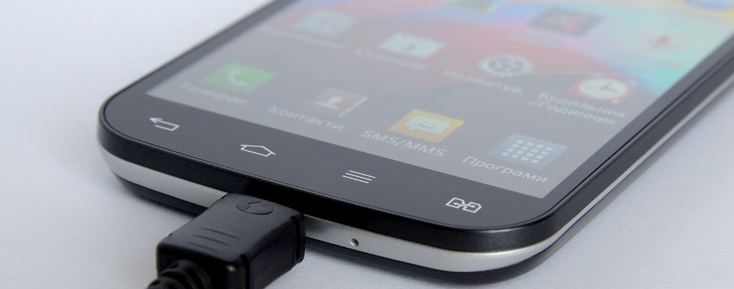Por qué es peligroso cargar el celular con cualquier cable