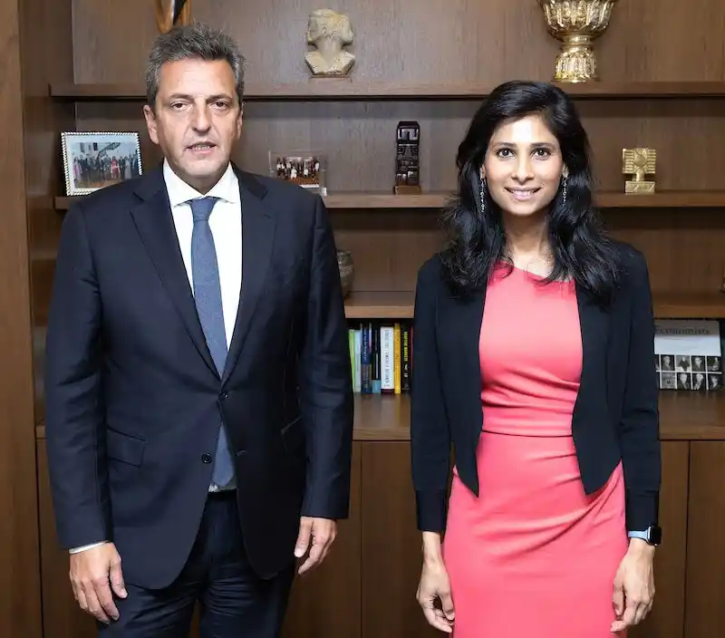 Una de las reuniones de Massa en Estados Unidos fue con la vicedirectora gerente del FMI, Gita Gopinath.