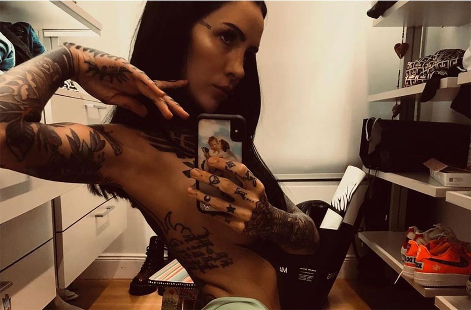 La sensual foto en topless de Cande Tinelli para mostrar su bronceado