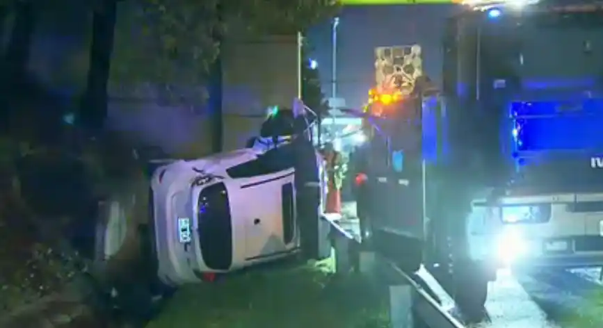 Cayó un auto de Autopista Ricchieri altura Villa Celina