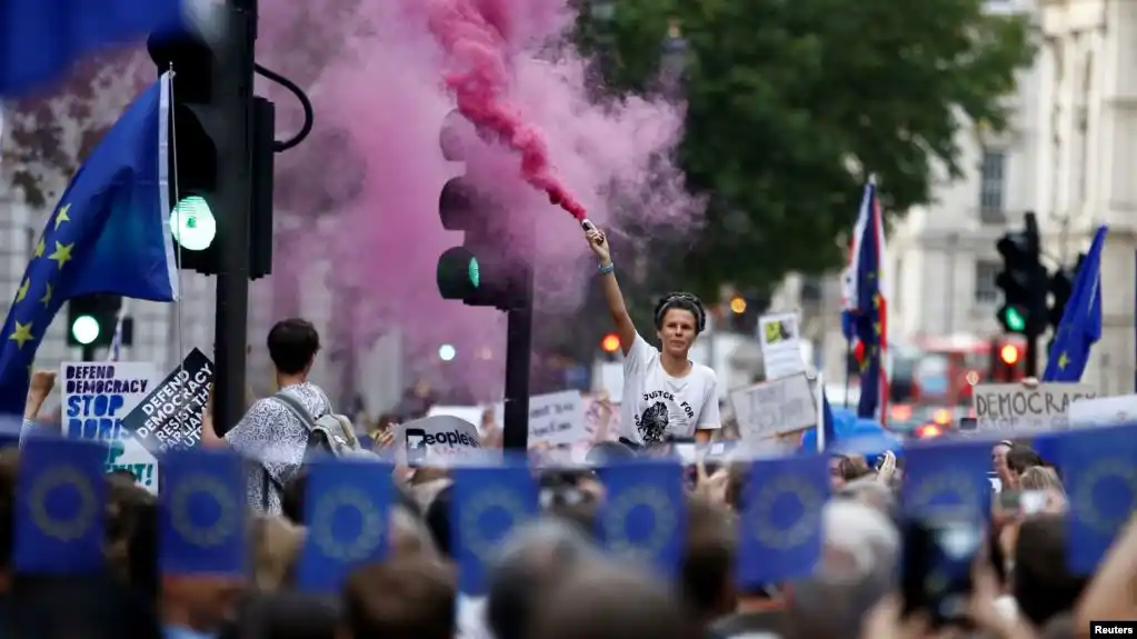 Gobierno británico reta a los detractores de un Brexit duro: derríbenos si pueden