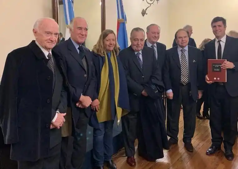 Autoridades y socios del Club Social en la presentación del libro Los Constituyente de 1853-