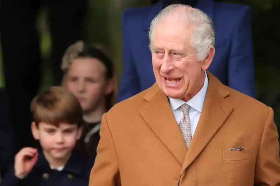 El rey Carlos de Inglaterra asiste al servicio religioso del día de Navidad de la Familia Real en la iglesia de Santa María Magdalena.