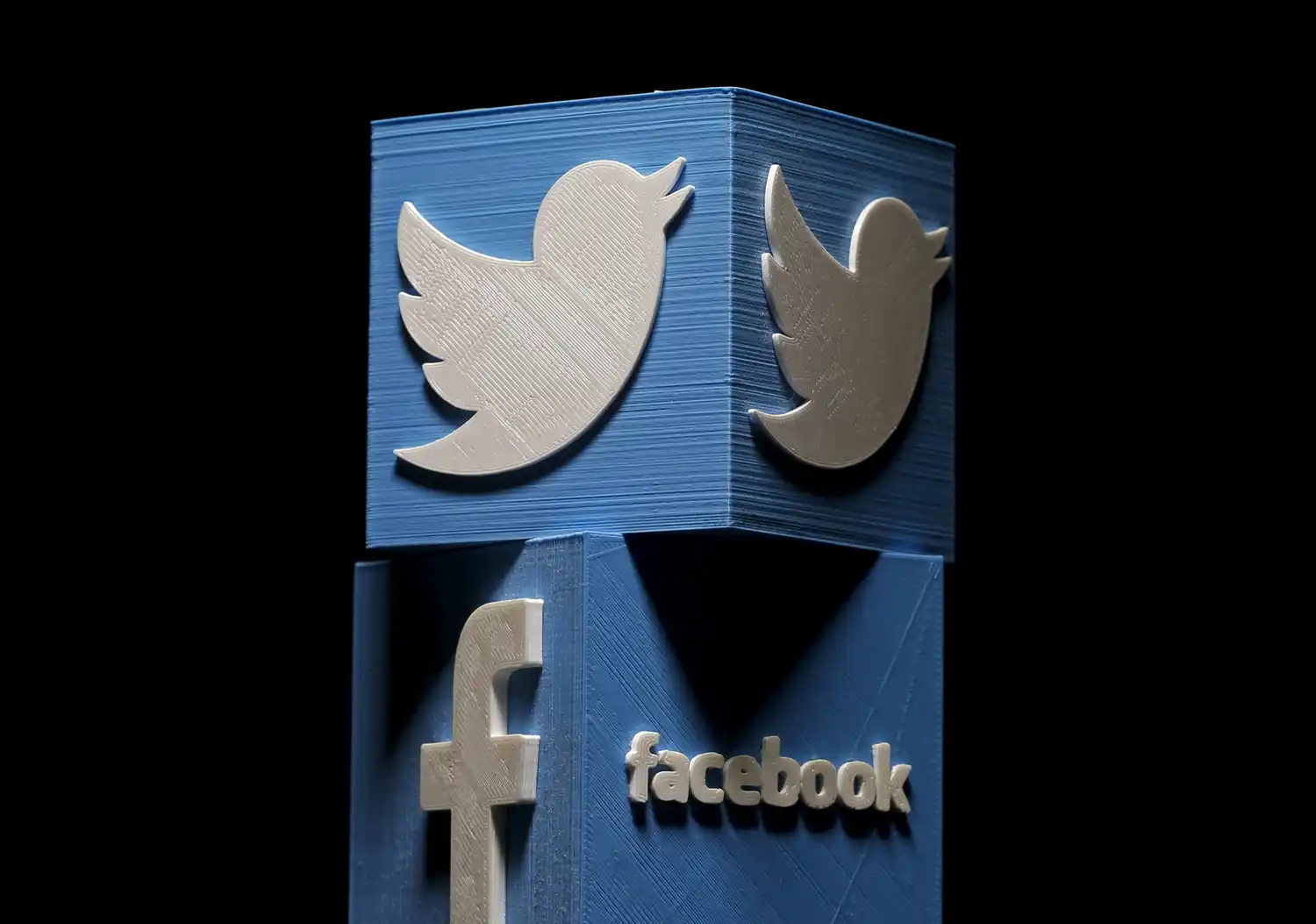 Representantes de Twitter y Facebook van al Senado, desde donde se avanza contra la usurpación de identidad