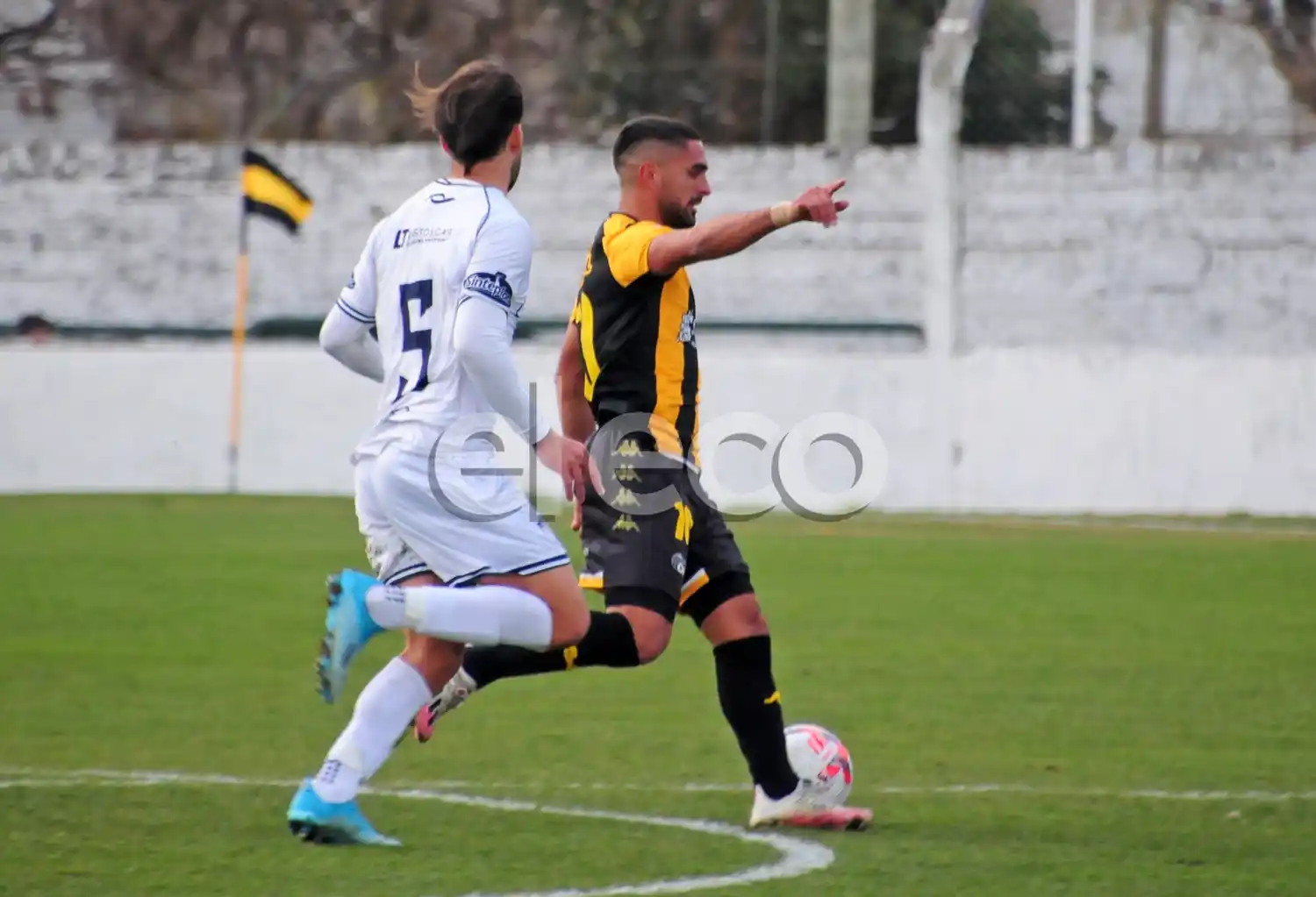 Vega se consolida en el mediocampo de Santamarina.