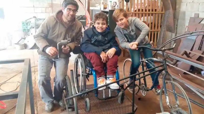 Diseñaron bici con rampa para que pueda llevar a su amigo en silla de ruedas