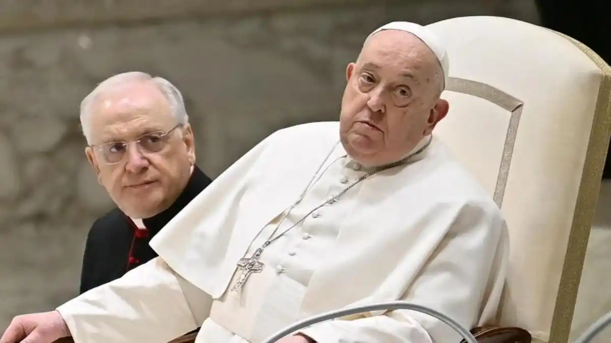 Mientras prosigue su terapia hospitalaria, el papa Francisco redacta la homilía del domingo